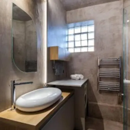 And Modern Flat By The River Apartment